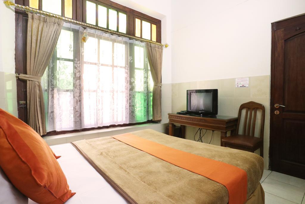 Hotel Keluarga Djagalan Raya Surabaya Exterior photo