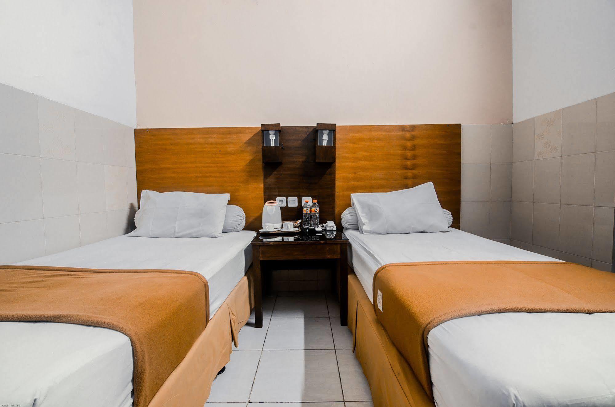 Hotel Keluarga Djagalan Raya Surabaya Exterior photo